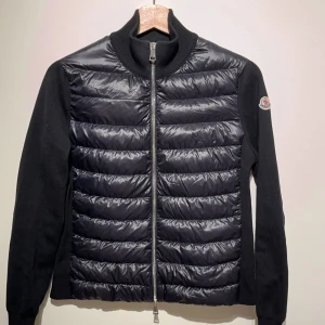 Moncler jacka - Försöker återigen sälja min väns moncler cardigan, den är sparsamt använd och har inga defekter. Kvittot finns långt bak i hennes mammas mail och kan vara svårt att hitta. QR koden funkar. Det är en tjejmodel. Priset är 5500 men är inte hugget i sten