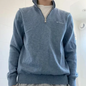 Half zip - Quarter/half zip från Bondelid. Fin blå färg. Storlek M men passar både M och S.