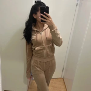 Juicy couture set - Fint skick, utöver metall bitarna som åkt av. Byxorna XS tröjan S