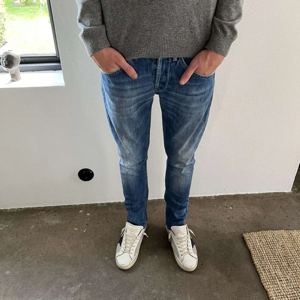 Dondup Jeans | Säljer nu dessa sjukt snygga dondup jeans - Storlek: 32 - skick: 9.5/10 - nypris 3000 - vårt pris: 900kr . Jeans & Byxor.