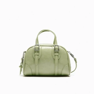 Zara väska - Slutsåld zara crossbody väska. Kommer inte till användning, inga tecken på användning. PM för fler bilder!🥰