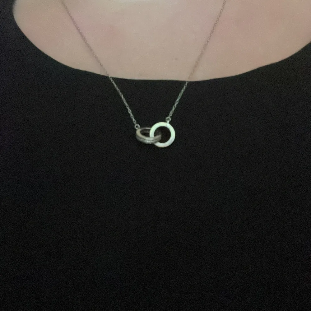 Ett superfint halsband från någon webbplats på nätet! Har dock fått en pytteliten Knut där man knäpper halsbandet, men märks inte av i vardagen. Annars superduperbra fint 😀Säljs då de aldrig används . Accessoarer.