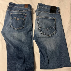 2st replay jeans  - Säljer nu dessa jeans då de är för små för mig, de båda är storlek 29 i midjan men byxorna på sista bilden är skinny så de är lite tajtare. Det finns slitningar i bak på båda jeansen därav priset  PRISET ÄR FÖR BÅDA JEANSEN 