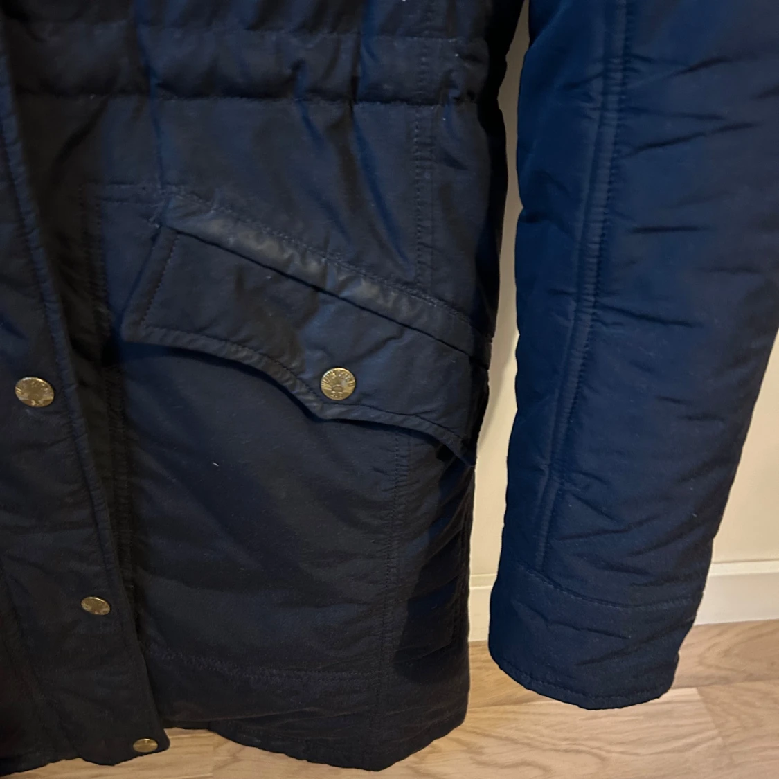 Mörkblå parkajacka med pälskantad huva - 91