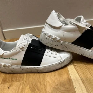 Valentino garavani skor - Valentino garavani sneakers Storlek 37 Använda ett par gånger   