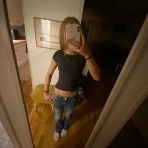 Backless tajt tröja från Gina!🤍 - Denna jättefina tröjan är perfekt för hösten!🍂 skicket är perfekt! Inga skador, knappt använd💕 Nypris är 250kr!🤍 skriv för fler bilder💕 kommer då tyvärr inte till användning och därför säljs den🤍🤍 pris kan som alltid diskuteras!💕