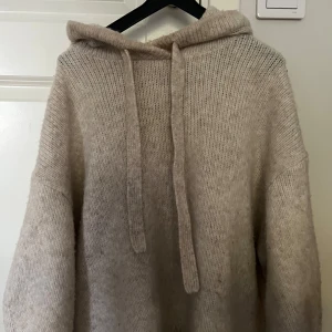 Stickad hoodie  - As snygg stickad hoodie som inte kommer till använding 