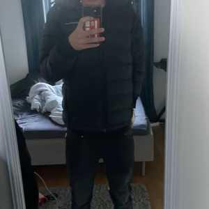 Peak performance jacka - En väldigt skön och snygg vinterjacka, säljer pga att den är för liten och behöver ny jacka. Storlek 160 som xs, Jag är 170 och väger ungefär 57 kg. Nyskick och är använd en vinter, inga slitningar eller hål i jackan.