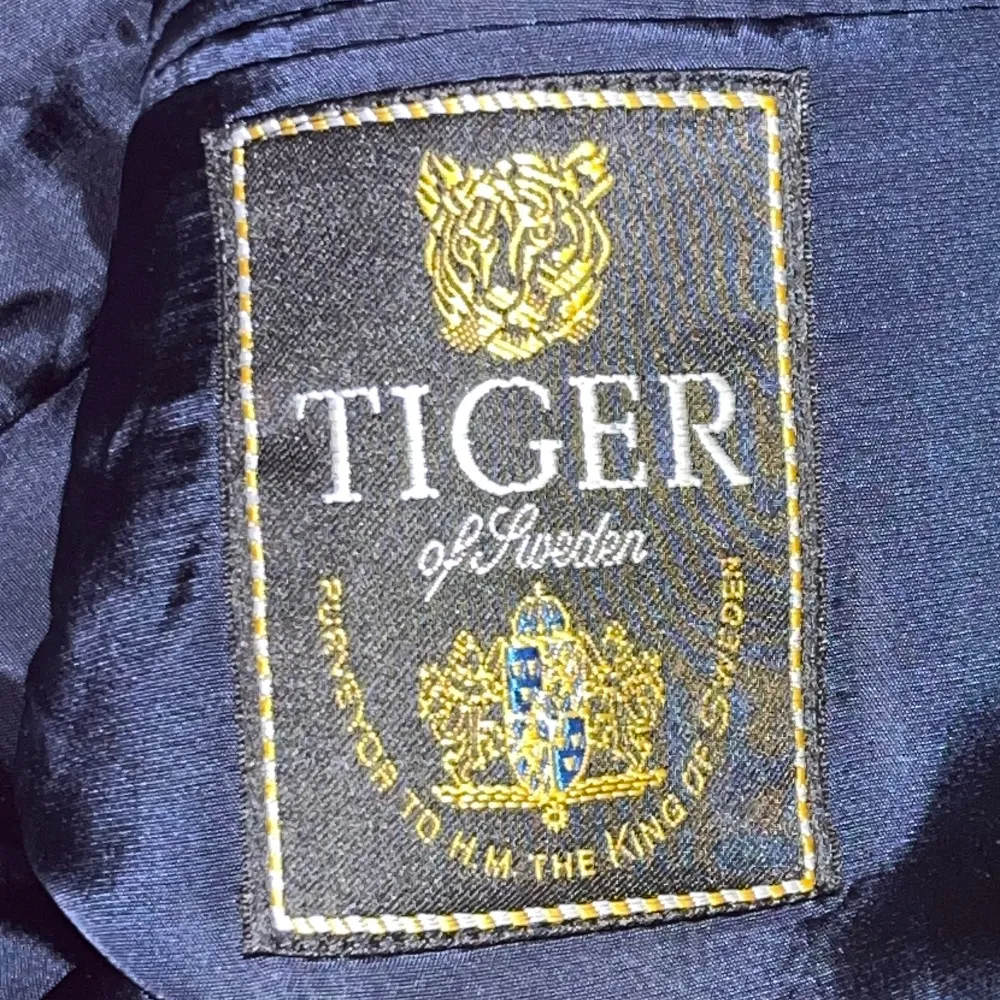 Tiger of Sweden double breasted blazer. Väldigt bra skick för åldern, tippar på över 10 år gammal.  Storlek c50 (L/XL)  För mer info är det bara att fråga.. Kostymer.