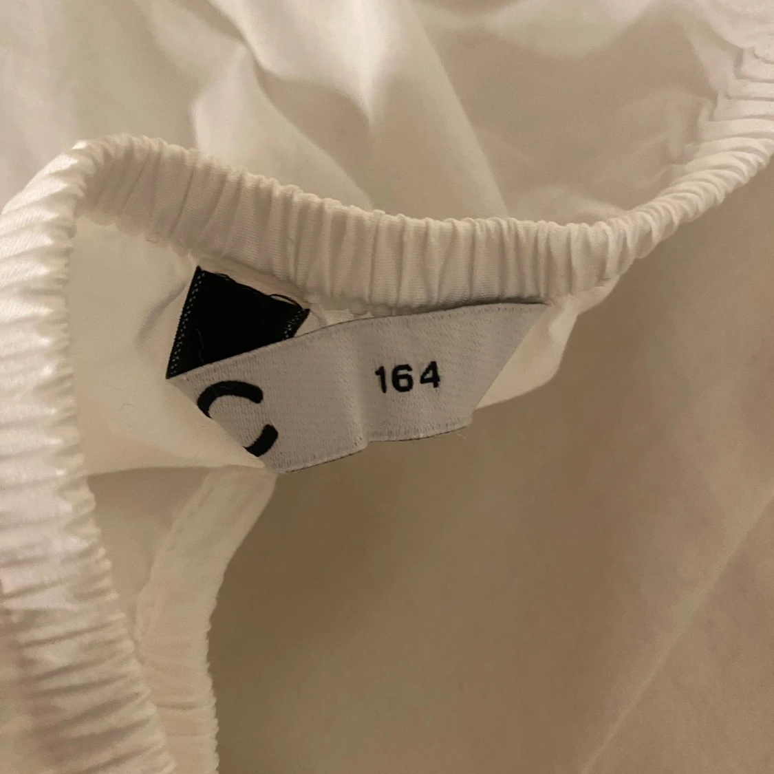 Vit blus med puffärmar - 90