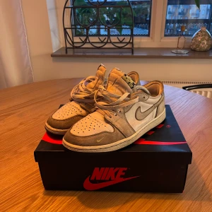 Jordan 1 Leo Whitelines Ghost - Strl 43 - skick 3/10   Originalbox och kvitto finns.  Säljes pga tappat intresse.