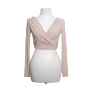 Beige omlottopp - Snygg rosa omlottopp med långa ärmar. Perfekt till både fest och vardag.💓