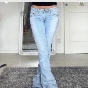 Levis jeans - Fina ljusblå låga bootcut levis jeans! SÅ snygga!!!🦋Stl xs/34 Innerbenslängd: 80 Midja rakt över: 36