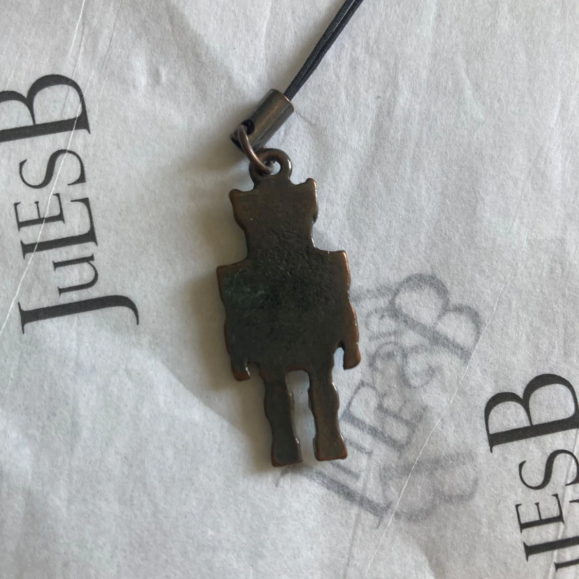 Robotformad hängsmycke med stenar - 3