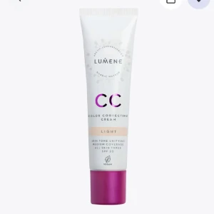 Lumene CC cream  - Säljer en Lumene CC Color Correcting Cream i nyansen Light. Denna kräm ger en jämn hudton med medium täckning och passar alla hudtyper. Innehåller SPF 20 och är vegansk. Perfekt  för en naturlig look! Den är använd. Typ 50% kvar. 