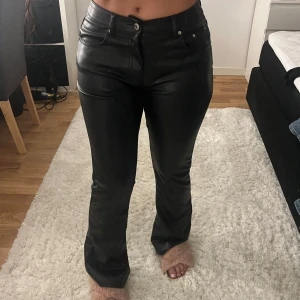 Skinnbyxor från Gina tricot  - Säljer mina bootcut Skinnbyxor från Gina tricot som knappt kommit till användning storlek 38