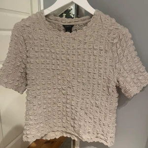 Beige topp - Beige jättefin topp från Lindex i storlek M. Använd fåtal gånger så i väldigt bra skick🥰