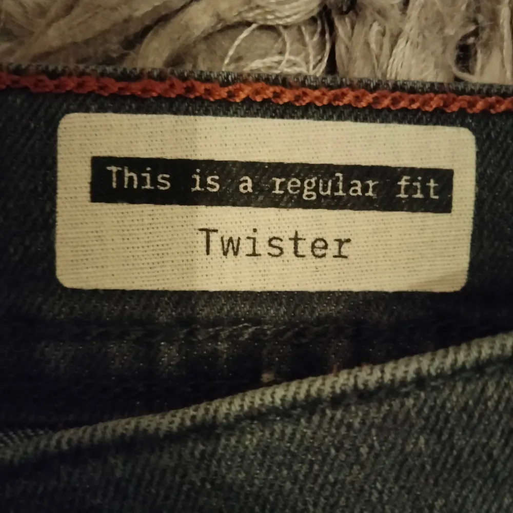 Gråa jeans. Regular fit Twister.Väldigt bra skick utom att det är lite sönder vid fickan som man kan se på bilden, men det går att sy. Nypris=700. Jeans & Byxor.