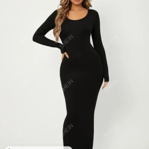 Svart klänning - Så snygg klänning som inte kommer att vara till användning . Den är är helt ny och oanvänd 