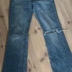 Midwaist jeans - Jättefina jeans som är mod waist med snyggt hål på ena knät. På bilderna har jag vikt ner kanten så de blir med lågmidjade 💗