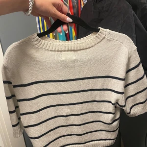  Stickad t-shirt -  En stickad t-shirt från H&M köpte för ett halvår sen och har typ aldrig använt den  