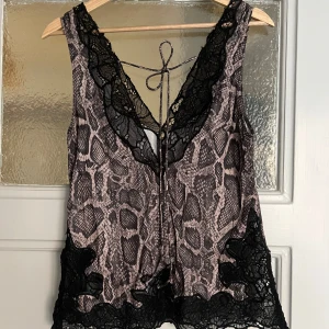 Snygg topp! - Jätte snygg topp från hm. Säljs inte längre. Storlek ca.