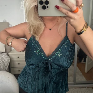 topp  - en superfin unik grön glittrig topp 