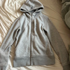 Grå sail racing kofta - Zip hoodie från sail racing Inga fläckar eller märken!