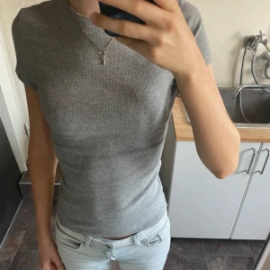 Grå tajt tshirt - Tajt grå figurnära tshirt köpt på weekday Använd några gånger men i bra skick   Skriv gärna för mer bilder💕