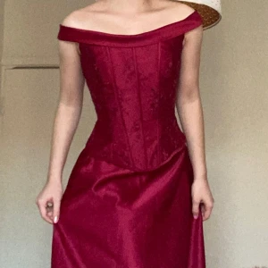 balklänning  - Mycket hög kvalité balklänning gjord i Denmark. Består av en korsett del samt en kjol del, utformad för att skapa kurvor. Kjolen är lite längre på baksidan för att skapa en vacker svans som följer på golvet. Meddela vid frågor eller mer bilder. 