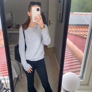 Grå stickad tröja - Säljer en supermysig grå stickad tröja som är perfekt nu i höst dagar.🍁  Går att styla med allt. Men den har tyvär inte kommit till användning och använt max 2 gånger! ( pris går att diskutera) 