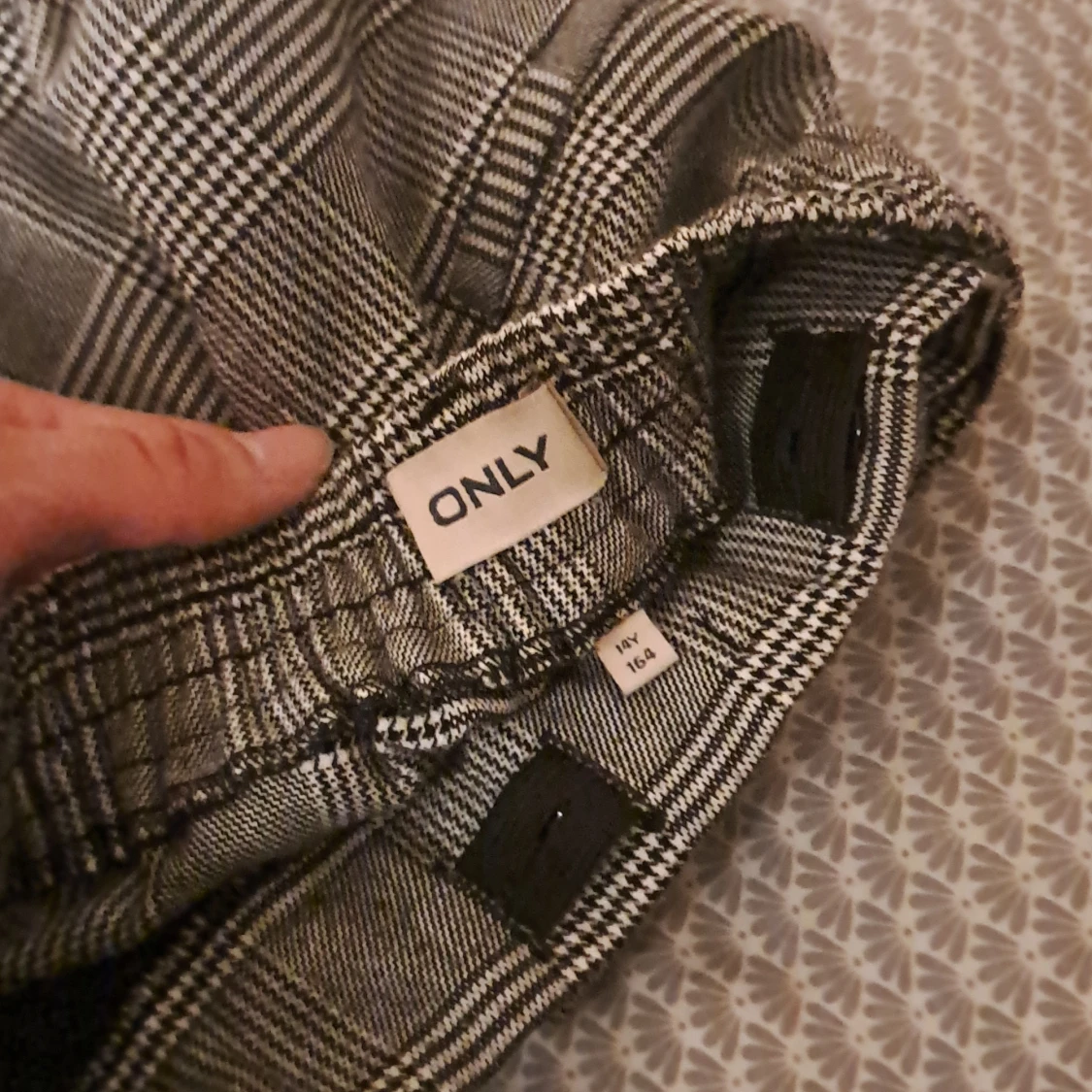 Stiliga byxor från only - 92