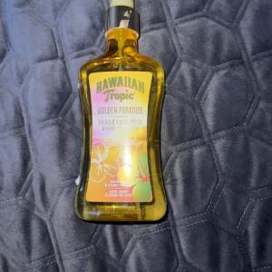 Hawaiian tropic bodymist. Luktar ”Warm sand & creamy coconut” 🌴 🥥🌞🌺