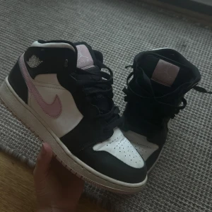 Jordan 1 ”light artic pink” mid - Säljer nu mina supersnygga mid jordans från merchsweden då de inte kommer till användning längre. Fick de i present för 1 år sen men är ej så himla använda, tecken på användning finns men de är inte så himla slitna.  Fler bilder finns💓Nypris: 3 699kr