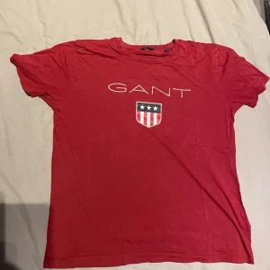 Röd t-shirt från GANT - Röd gant tröja i fint skick. Säljs för att den är för liten. Storlek 170cm/15years