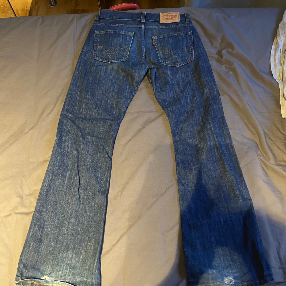 Levis jeans i modell 512 bootcut fet wash lite heelbite annars bra skick . Jeans & Byxor.