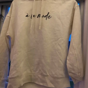 Hoodie - Hoodie från new yorker i storlek S. Inga fläckar, hål eller något trasigt, den är endast använd 1-2 gånger.