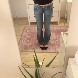 Jeans 7 for all Mankind - Jättesnygga lågmidjade bootcut jeans från 7 For All Mankind. Så coola stenar vid fickorna! Lite slitna nere vid hälarna. Priset kan diskuteras vid snabb affär, nypriset ligger på 2500 kronor💗 Midjemåttet ~ 82cm innerbenslängden ~ 85 cm 