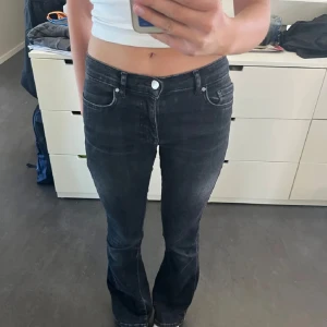 Lågmidjade jeans  - Säljer dessa svarta lågmidjade jeansen, stl xs/s. Priset är inte hugget i sten så de går att pruta💓Hör av er om ni har några frågor!!