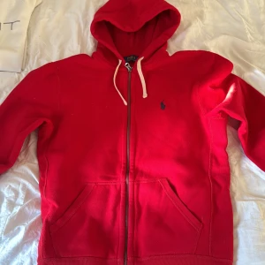Polo Ralph Lauren zip hoodie röd - Röd RL zip hoodie Mycket gott skick Small