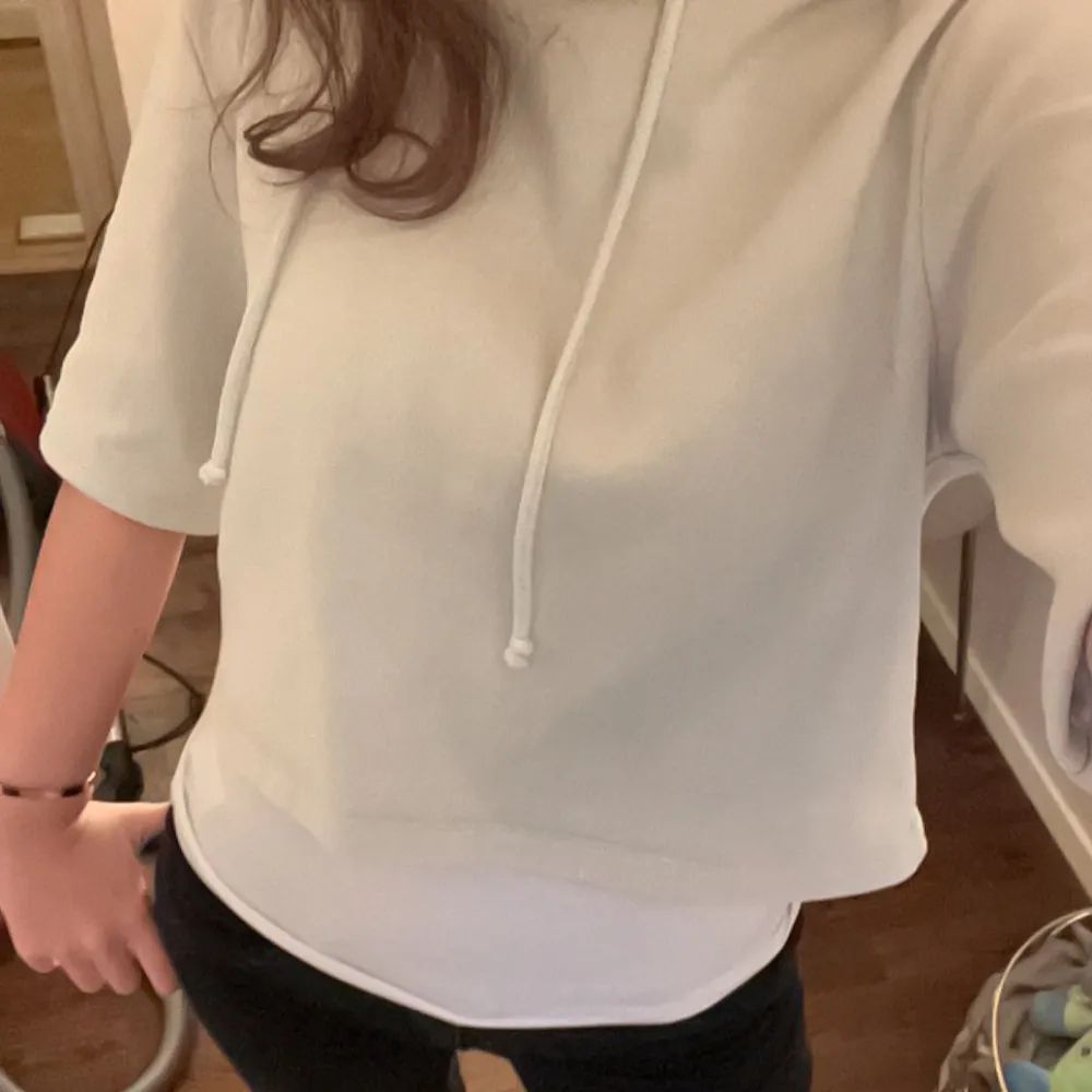 As snygg Hoodie med kortare armar. Tröjan är vit men med lite beige nyans. Säljer då den inte kommer till användning💞💞 . Hoodies.