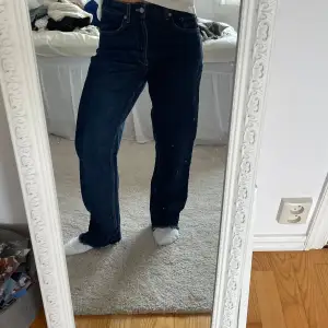 Midwaist vida jeans från zara herr! De två vita prickarna bak är från en lapp som satt där innan🤗stl 36 i herrstorlek 