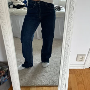 Midwaist jeans - Midwaist vida jeans från zara herr! De två vita prickarna bak är från en lapp som satt där innan🤗stl 36 i herrstorlek 