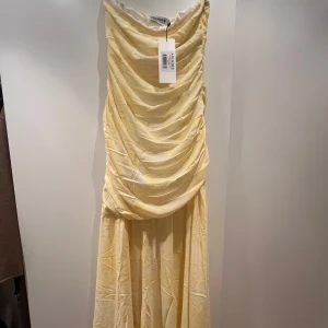 Adoore klänning  - Helt ny klänning från adoore, storlek 38. Klänningen är helt slutsåld på hemsidan.