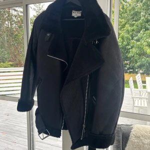 Varm jacka  - En skön och fin jacka från NAKD i bästa kvalite, perfekt nu till hösten och vintern!! Har använts flitigt men är i bra skick💕