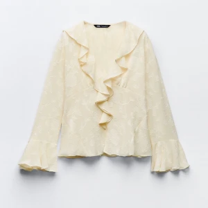 zara blus - blus från zara, använd ca 3/4 gånger så väldigt bra skick💕