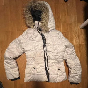 y2k jacka - supersnygg y2k jacka med pälsluava! köpt här på plick + har liten sminkfläck som förmodligen går bort 