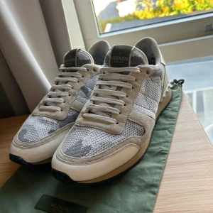 Valentino rockrunners - Säljer nu dessa riktigt feta och sällsynta Valentino Rockrunners || legitcheckade och äkta || ingår: skorna + dustbag || cond: 9,5/10 || har du frågor eller funderingar är det bara att höra av dig ;)