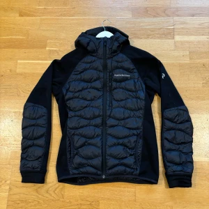 Peak Performance cardigan - Perfekt jacka nu till hösten!  Pris inte hugget i sten!   Storlek S, 10/10 skick använd ca 10 gånger inga defekter alls’ Nypris: 2399kr, Mitt pris: 1000kr!