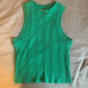 Grön ribbad linnetopp från Zara - Säljer en snygg grön ribbad linnetopp från Zara. 